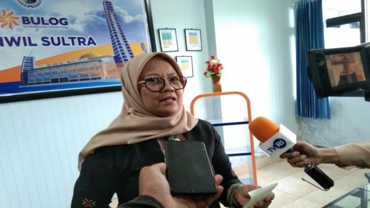 Kepala Perum Bulog Sultra Siti Mardati Saing saat diwawancara di Kendari, Kamis (19/1/2023). ANTARA/Harianto.