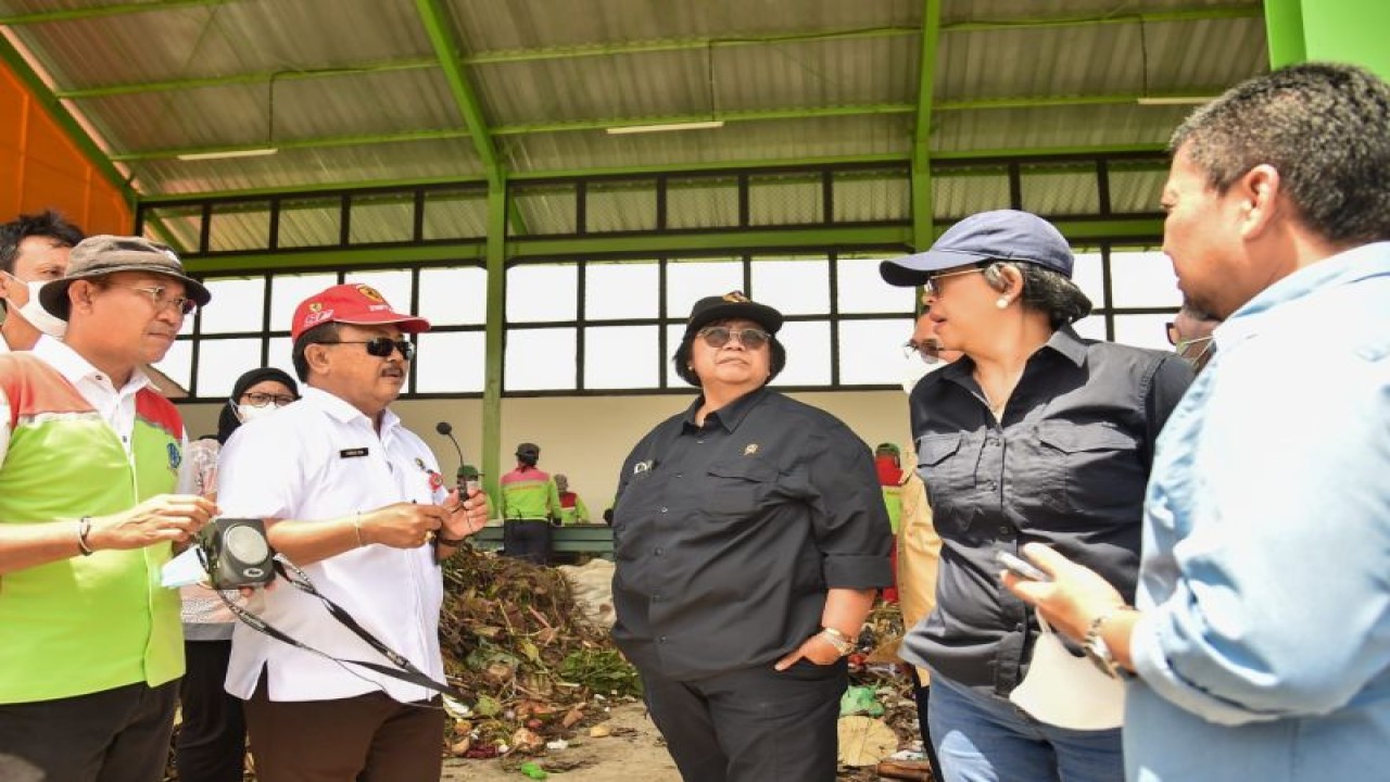 Menteri LHK Siti Nurbaya (tengah) dalam kunjungan ke dua TPST di Kabupaten Badung dan Klungkung di Provinsi Bali, Rabu (11/1/2023) (FOTO ANTARA/HO-KLHK)