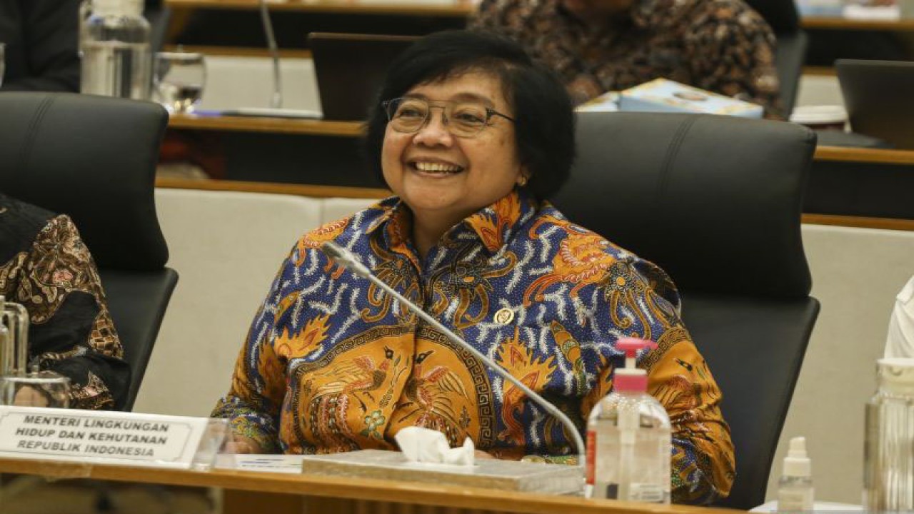 Menteri Lingkungan Hidup dan Kehutanan Siti Nurbaya bersiap mengikuti rapat kerja bersama Komisi IV DPR di kompleks Parlemen Senayan, Jakarta, Rabu (18/1/2023). Rapat kerja tersebut membahas evaluasi pelaksanaan anggaran tahun 2022 dan rencana program dan kegiatan tahun 2023. ANTARA FOTO/Rivan Awal Lingga/tom