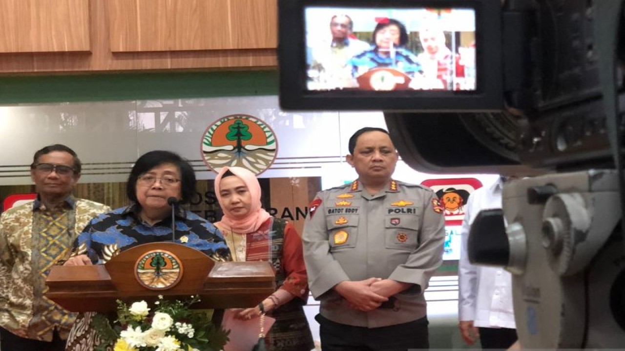 Menteri Lingkungan Hidup dan Kehutanan Siti Nurbaya (kedua kiri) memaparkan sejumlah strategi pemerintah Indonesia dalam menghadapi ancaman kebakaran hutan dan lahan di Gedung Manggala Wanabakti, Jakarta, Jumat (20/1/2023). (ANTARA/Sugiharto Purnama)