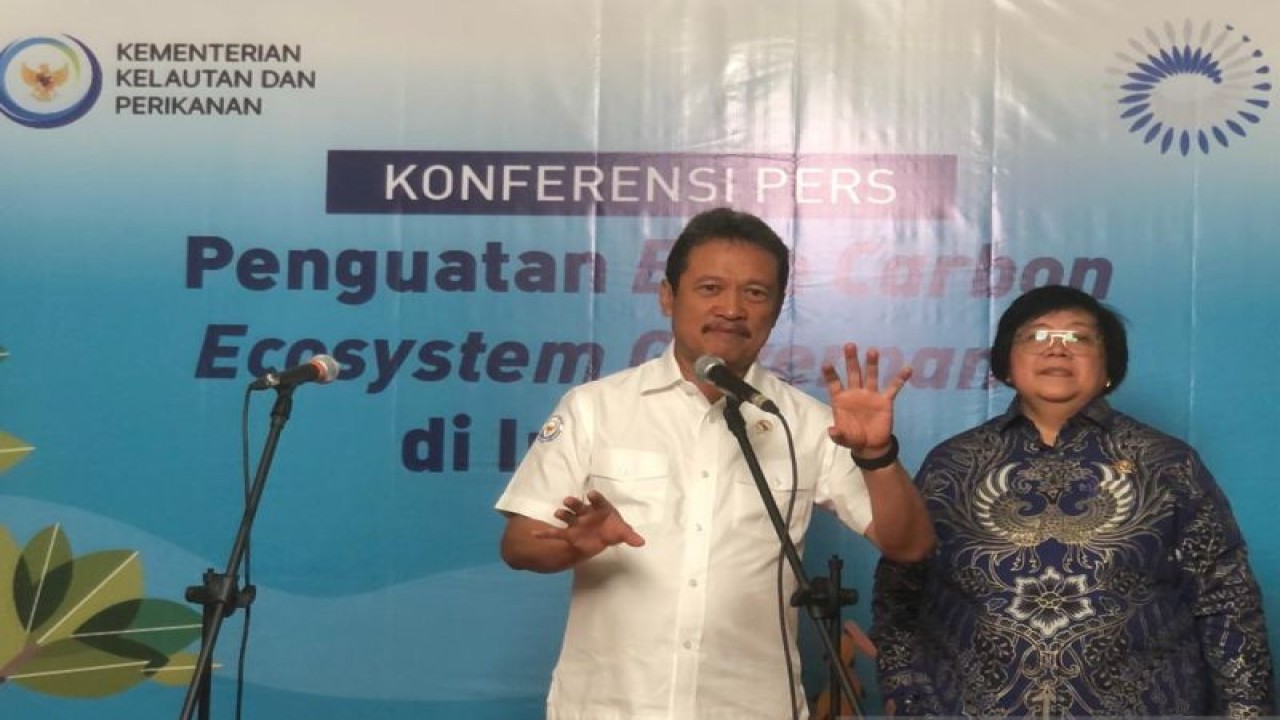 Menteri Lingkungan Hidup dan Kehutanan Siti Nurbaya (kanan) bersama Menteri Kelautan dan Perikanan Sakti Wahyu Trenggono (kiri) menjelaskan tentang program yang ditempuh oleh pemerintah terkait ekosistem karbon biru di Gedung Manggala Wanabakti, Jakarta, Senin (30/1/2023). (ANTARA/Sugiharto purnama)