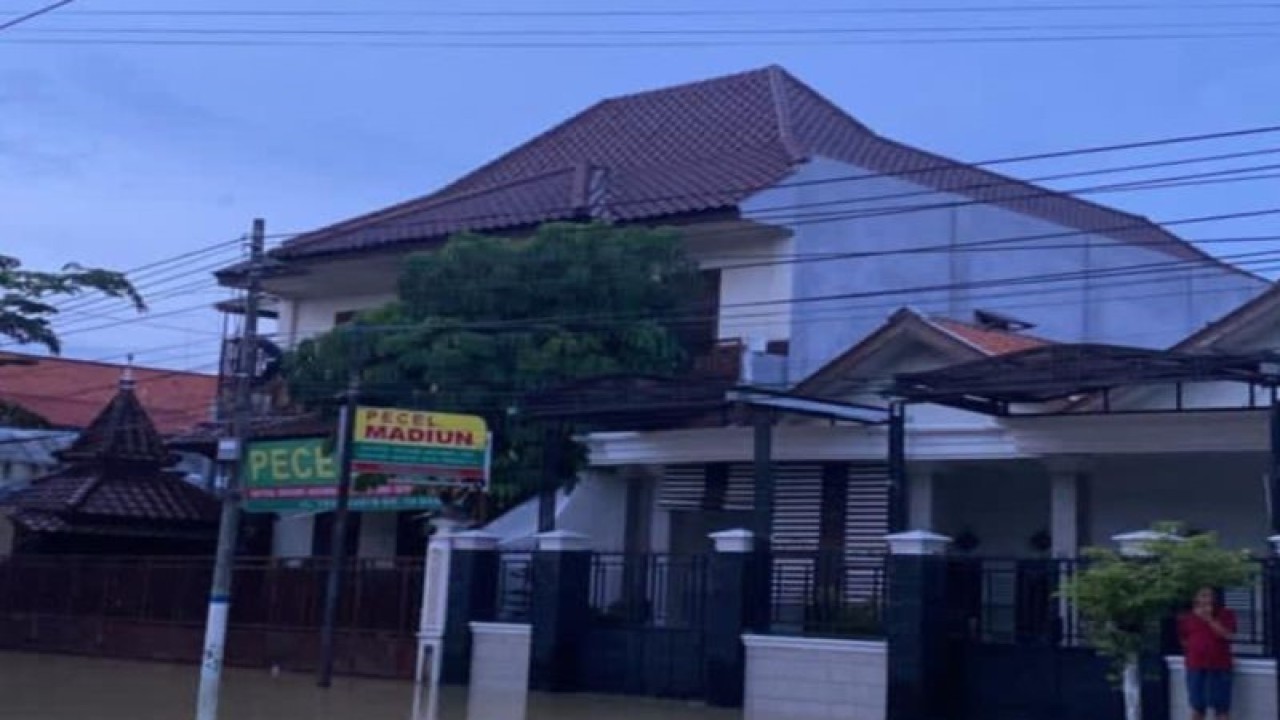 Situasi banjir di Kota Sampang, Jawa Timur, Senin (2/1) pagi. (Abd. Aziz)