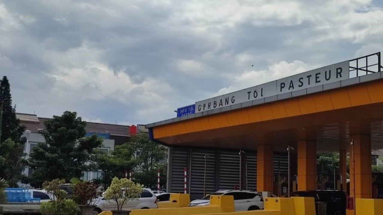 Situasi lalu lintas di Gerbang Tol Pasteur, Kota Bandung, Jawa Barat. (ANTARA/Bagus Ahmad Rizaldi)