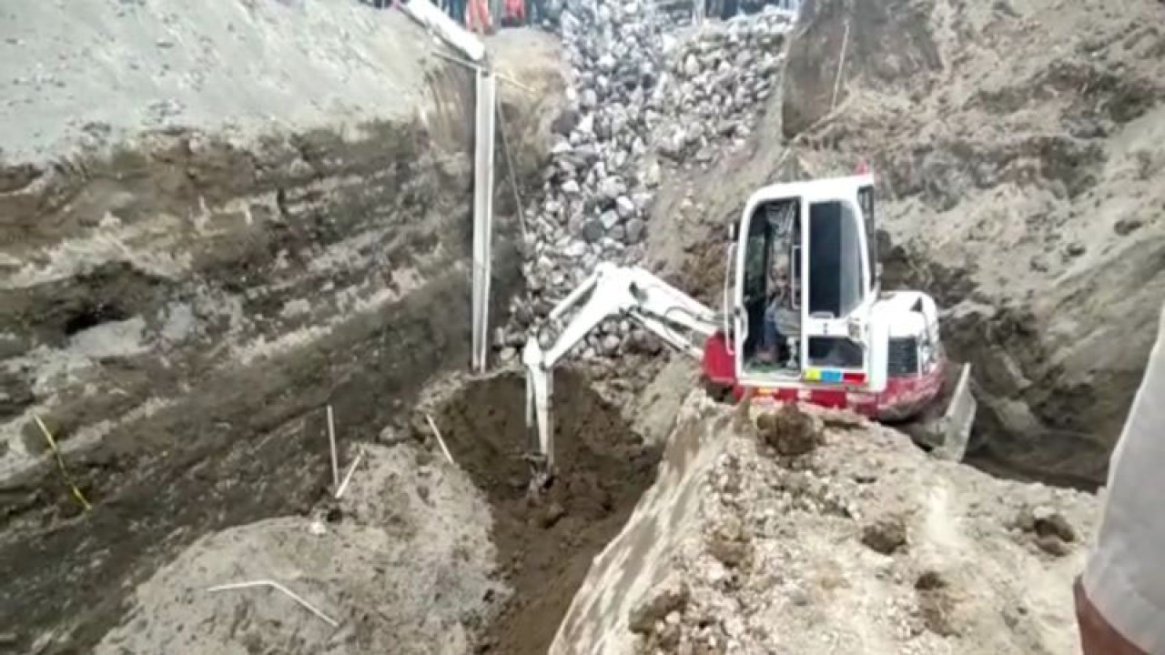 Pencarian korban longsor di proyek pembangunan perumahan di Candi Gebang, Wedonartani, Sleman dengan menggunakan alat berat Selasa (3/1/22). ANTARA/HO-BPBD Sleman
