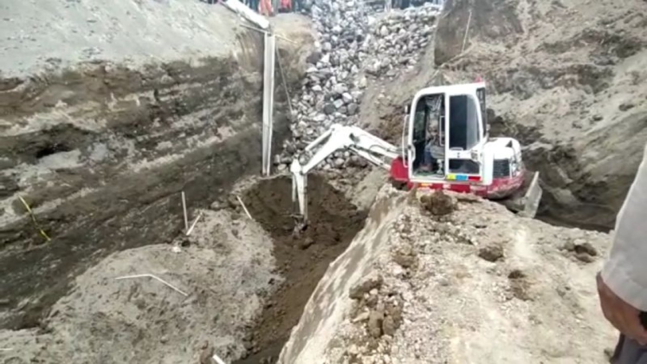 Proses pencarian satu korban tertimbun longsoran tanah pada proyek pembangunan perumahan di daerah Candi Gebang, Wedonartani, Ngemplak dengan menggunakan alat berat di Sleman, Selasa (3/1/2023/). ANTARA/HO-BPBD Sleman