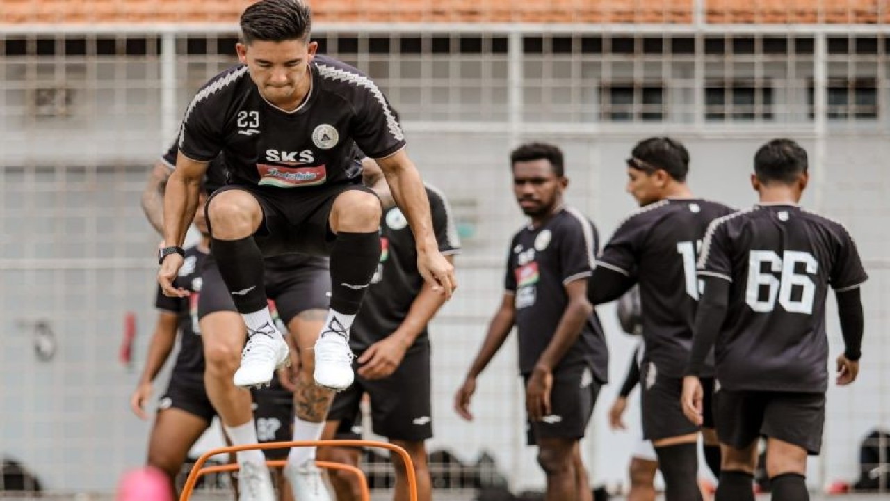 Para pemain PSS Sleman berlatih di Lapangan Trisakti, Badung, Bali, Minggu (27/3/2022). (HO/Pssleman.id)