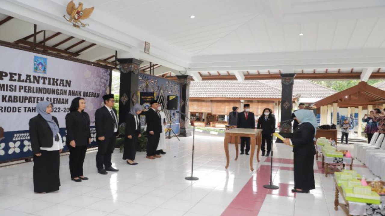 Bupati Sleman Kustini Sri Purnomo melantik lima anggota KPAD Sleman periode 2022-2025 di Pendopo Rumah Dinas Bupati Sleman, Kamis (19/1/2923). ANTARA/HO-Bagian Prokopim Setda Sleman