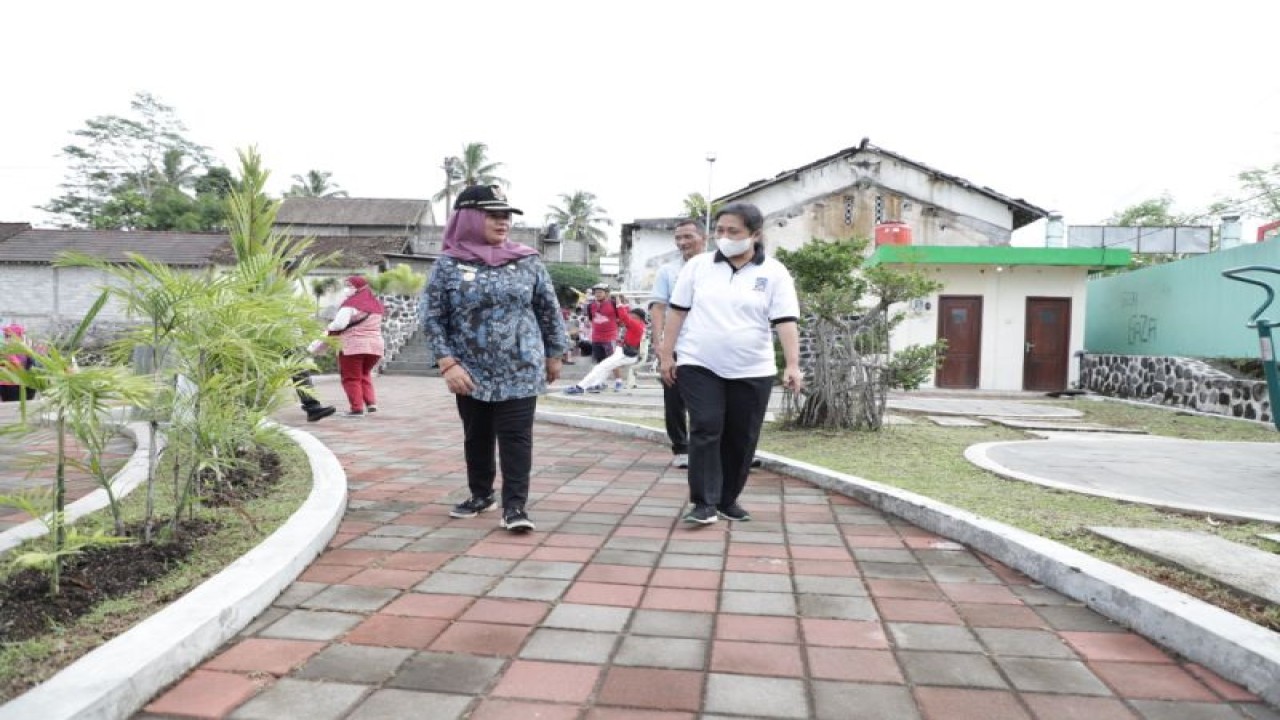 Bupati Sleman Kustini Sri Purnomo meresmikan lintasan joging Lapangan Donokerto, Turi yang dibangun oleh DLH Sleman untuk memberi fasilitas olahraga masyarakat dan menambah luasan ruang terbuka hijau, Jumat (20/1/2023). ANTARA/HO-Bagian Prokopim Setda Sleman