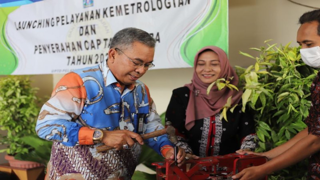 Asisten Sekretaris Daerah Sleman Bidang Perekonomian dan Pembangunan Budiharjo bersama Kepala Dinas Perindustrian dan Perdagangan Kabupaten Sleman Mae Rusmi Suryatiningsih meluncurkan Pelayanan Kemetrologian dan Penyerahan Cap Tanda Tera Tahun 2023 Sleman sebagai bentuk pelayanan dan perlindungan terhadap konsumen, Jumat (13/1/2023). ANTARA/HO-Diskominfo Sleman