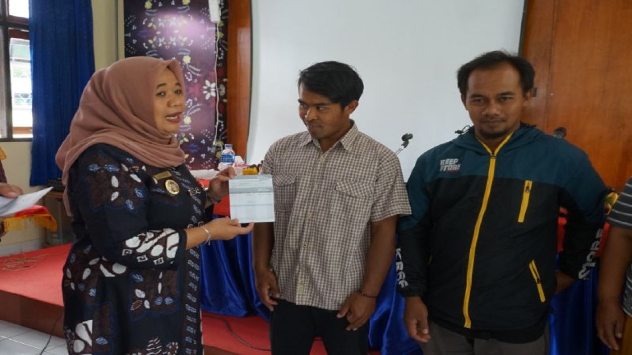 Bupati Sleman Kustini Sri Purnomo menyerahkan bantuan ganti rugi ternak yang mati akibat Penyakit Mulut dan Kuku (PMK) tahap kedua kepada 180 peternak di wilayah itu, Kamis (26/1/2022.