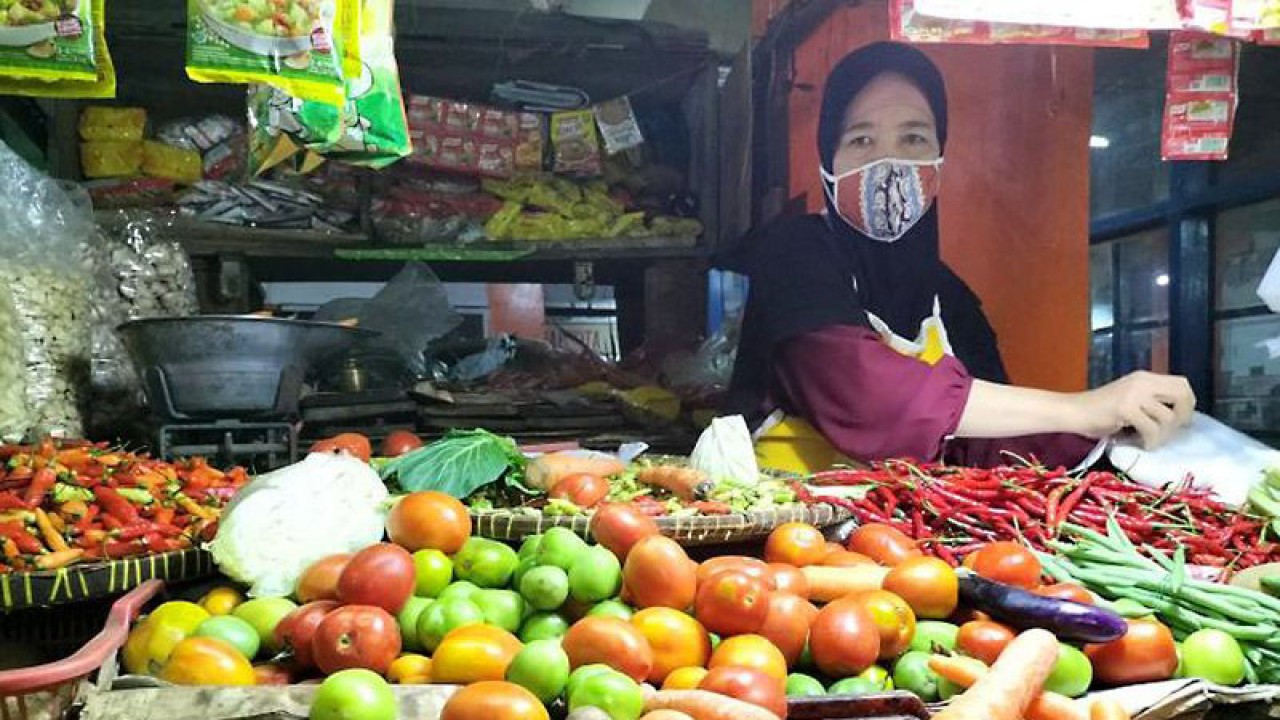 Salah satu pedagang bahan pokok, Ibu Sri, di Pasar Slipi, Jakarta Barat, Selasa (7/6/2022). ANTARA/Walda Marison/aa.