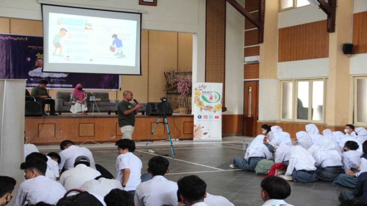 Edukasi gizi pada sejumlah siswa di SMAN 1 Bandung, Jawa Barat, beberapa waktu lalu. (ANTARA/HO- Dokumentasi Pribadi)