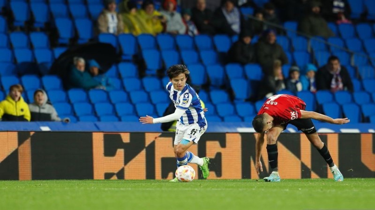 Pemain Real Sociedad Takefusa Kubo menggiring bola pada pertandingan 32 besar Piala Raja Spanyol melawan Mallorca, yang dimainkan di Reale Arena, San Sebastian, Rabu (18/1/2023) dini hari WIB. (ANTARA/AFP/Mutsu Kawamori/AFLO/Mutsu Kawamori)