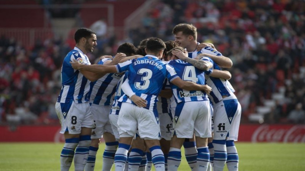 Gelandang Real Sociedad David Silva merayakan gol bersama rekan-rekan satu timnya dalam pertandingan Liga Spanyol antara UD Almeria dan Real Sociedad di Stadion Municipal di Almeria pada 8 Januari 2023. (AFP/JORGE GUERRERO)