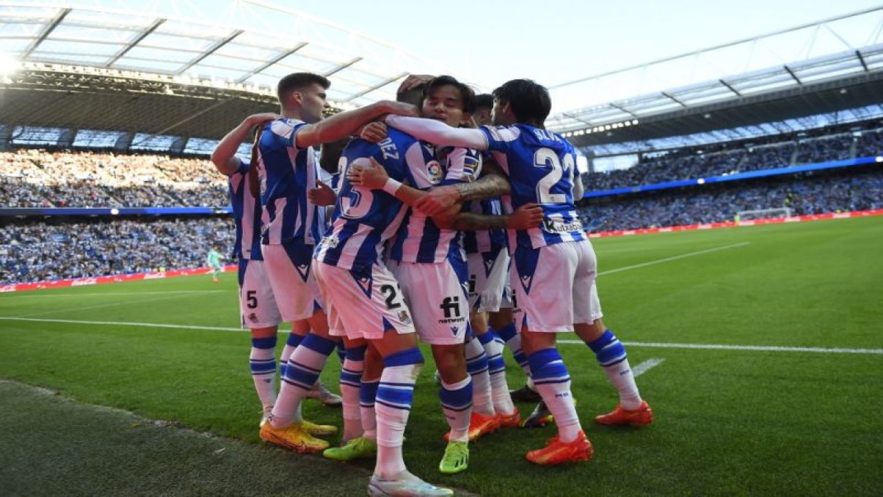 Gelandang Real Sociedad Brais Mendez (kiri) merayakan golnya bersama rekannya Takefusa Kubo  dalam pertandingan Liga Spanyol antara Real Sociedad dan CA Osasuna di Stadion Anoeta di San Sebastian pada 31 Desember 2022. (Photo by ANDER GILLENEA / AFP) (AFP/ANDER GILLENEA)