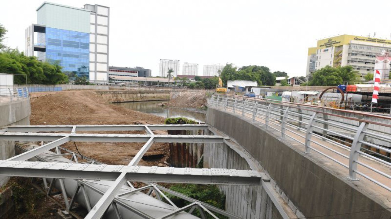 Suasana proyek pembangunan "outlet" sodetan Kali Ciliwung di Jakarta, Selasa (24/1/2023). ANTARA FOTO/Hafidz Mubarak A/aww.