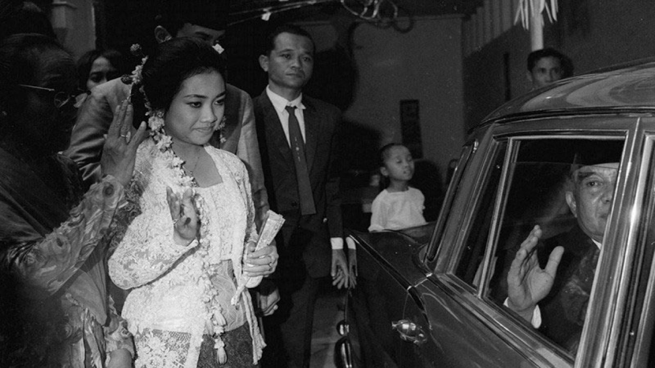 Arsip Foto - Presiden pertama Soekarno melambaikan tangan di dalam mobil seusai menghadiri pernikahan putrinya Rachmawati Soekarnoputri (kedua kiri) dan suami Martomo Pariatman Marzuki (ketiga kiri) di kediaman Ibu Fatmawati, Bengkulu (14/3/1969). ANTARA FOTO/IPPHOS/asf/aa. (ANTARA FOTO/ANTARA FOTO-IPPHOS)