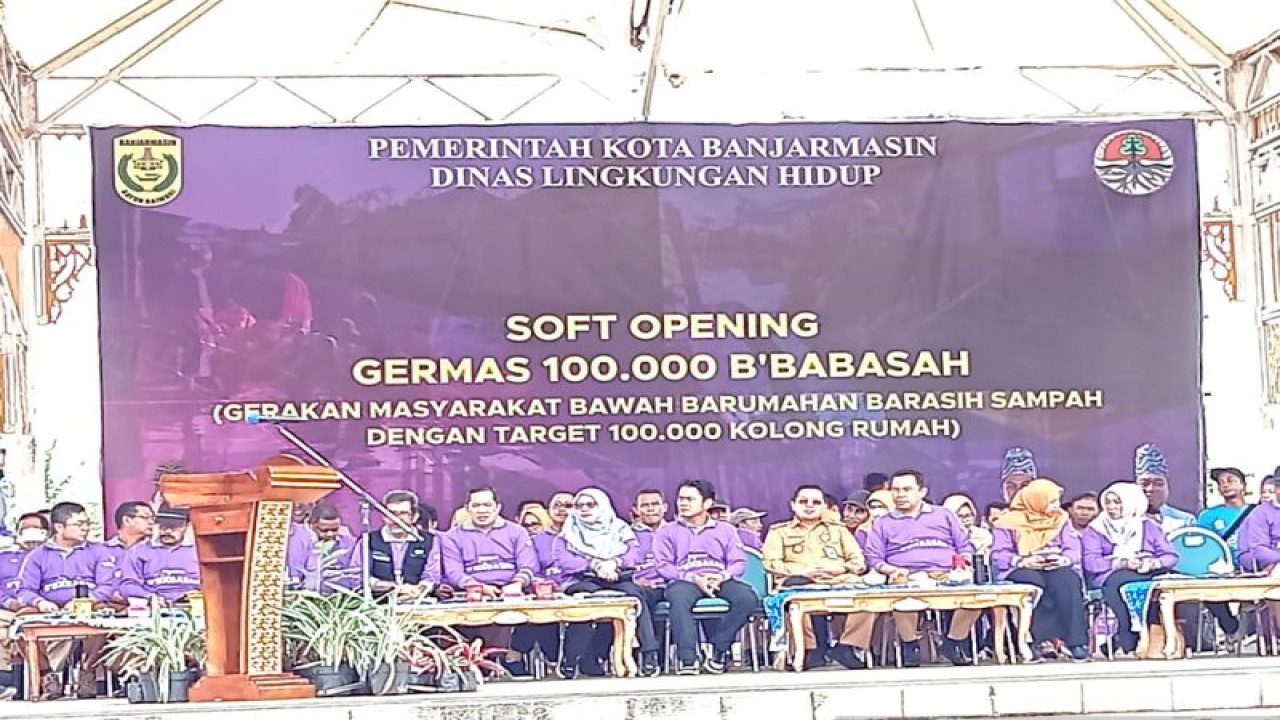Saat kegiatan soft opening Germas 100.000 B'Babasah tahun 2023, atau peluncuran gerakan bersih-bersih 100 ribu kolong rumah tahun 2023 di Kota Banjarmasin, Kalsel. Selasa (24/1/2023) (FOTO ANTARA/Sukarli)