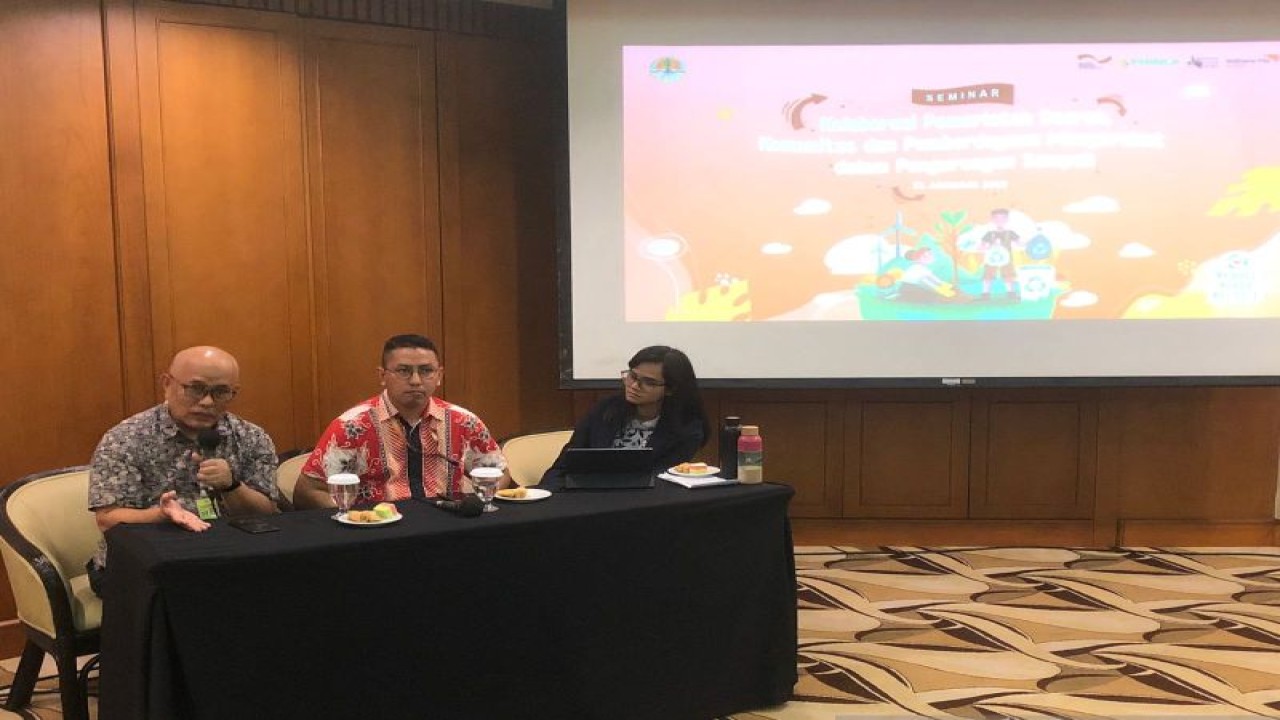 Kasubdit Tata Laksana Produsen Direktorat Pengelolaan Sampah KLHK Ujang Solihin Sidik (kiri) bersama Koordinator Advokasi Phinla Indonesia Marcell Sinay (tengah) dan Direktur Eksekutif Divers Clean Action Swietenia Puspa Lestari (kanan) memaparkan tentang keberhasilan aksi kolaborasi pengelolaan sampah berbasis masyarakat di Hotel Millennium Sirih, Jakarta, Selasa (31/1/2023). ANTARA/Sugiharto Purnama