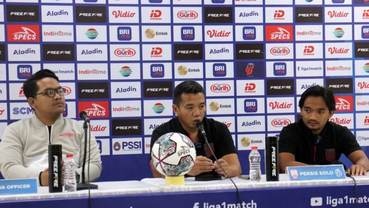 Carteker Persis Solo Rasiman (tengah) didampingi pemain gelandang Persis Taufiq Febriyanto (kanan), saat memberikan keterangan dalam Konferensi Pers di Stadion Manahan Solo, Jumat (2/9/2022). (ANTARA/Bambang Dwi Marwoto)
