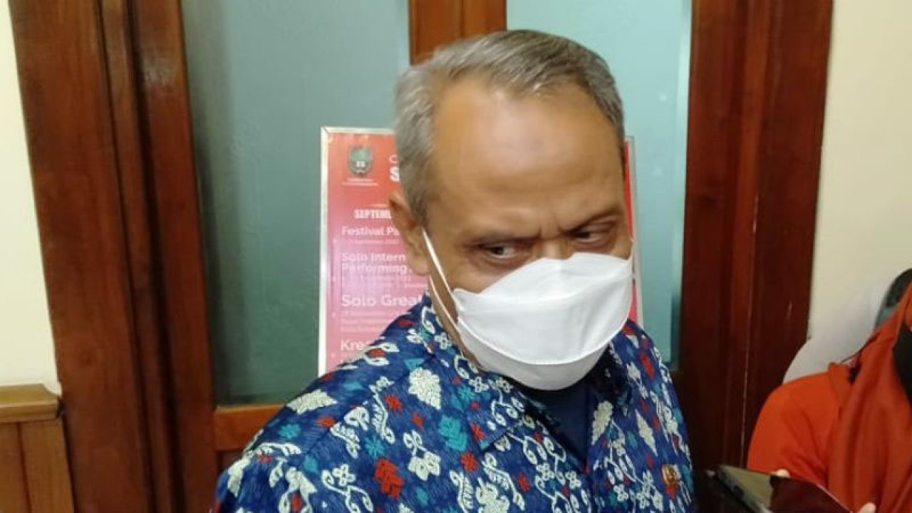 Sekda Kota Surakarta Ahyani memberikan keterangan kepada wartawan di Solo, Selasa (3/1/2023). ANTARA/Aris Wasita