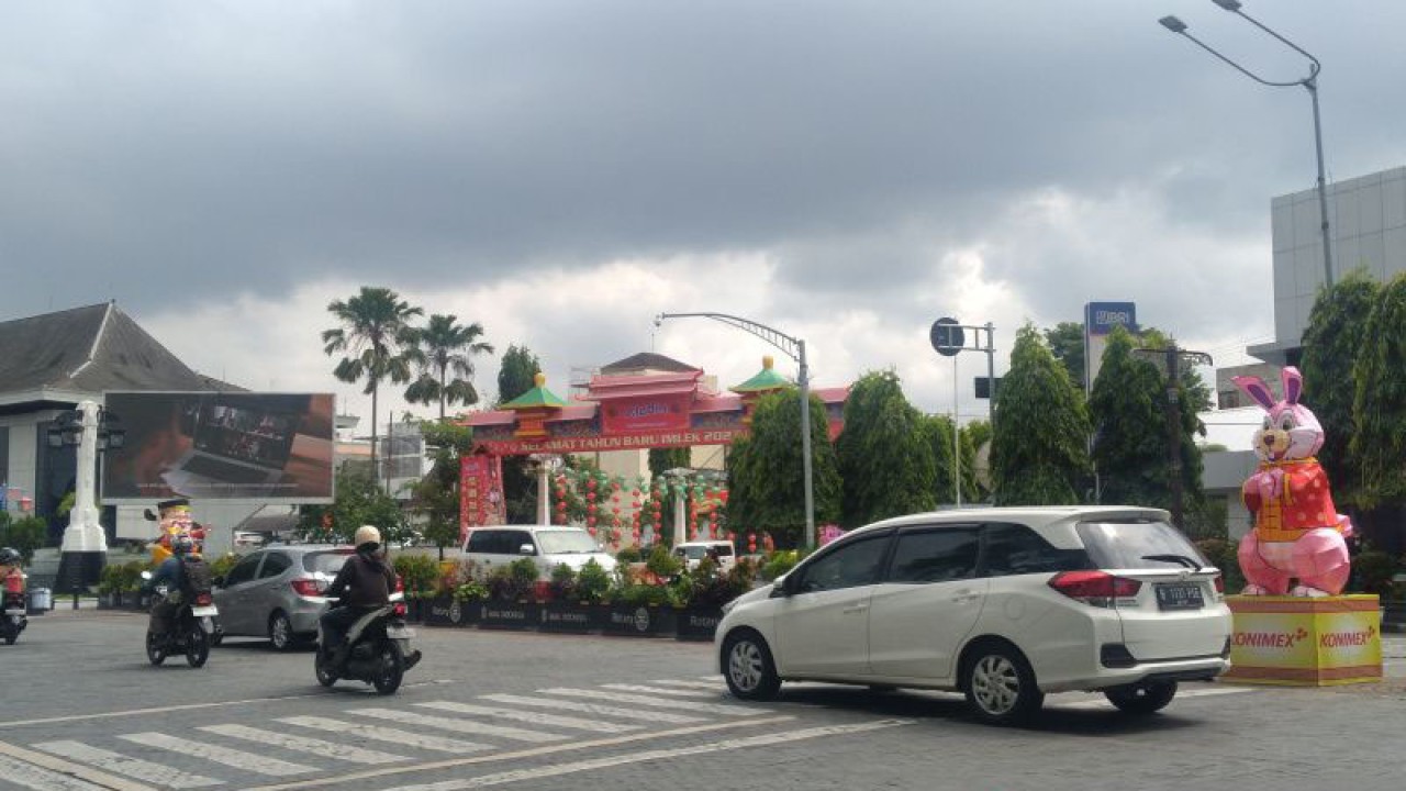 Shio kelinci yang terpasang di sepanjang Jalan Jenderal Sudirman Solo, Jateng, Kamis (5/1/2023). FOTO ANTARA/Aris Wasita