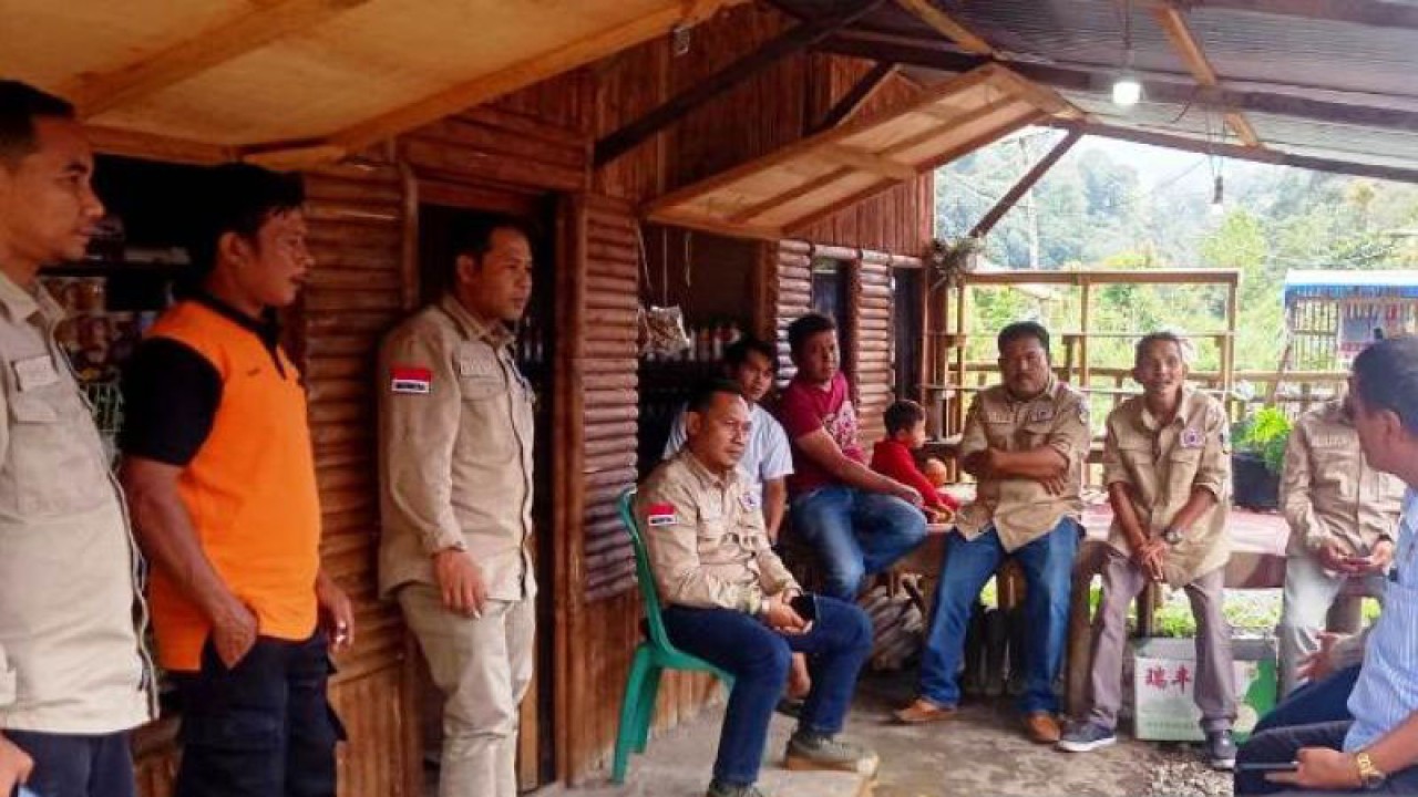 Tim BPBD Solok Selatan, Sumatera Barat, melakukan validasi dampak erupsi Gunung Kerinci di Letter W, Kecamatan Sangir, Kamis (12/1/2023) (ANTARA/HO-BPBD Solok Selatan)