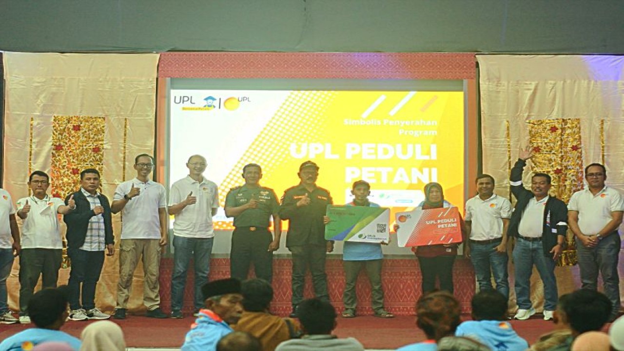 Penyerahan kartu kepesertaan Jamsostek secara simbolis kepada petani Kabupaten Solok, Kamis (19/1/2023). ANTARA/HO-BPJamsostek