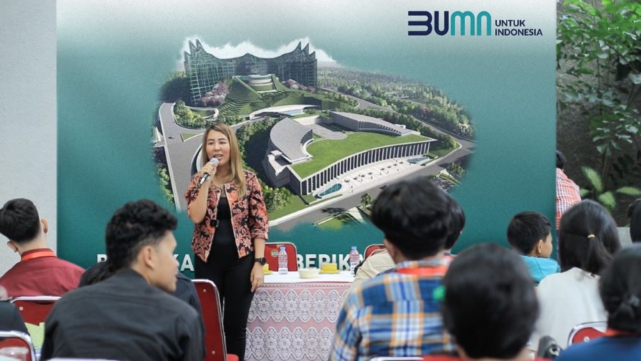 Anggota Komisi VI DPR RI Fraksi PDI Perjuangan Sondang Tampubolon hadir sebagai narasumber dalam kegiatan sosialiasi 'BUMN Karya Memberikan Kontribusi Terhadap Pembangunan', di Kopi Pilu, Jalan Cipinang Besar Selatan, Jatinegara, Jakarta Timur (Jaktim), pada Jumat (13/1/2023).