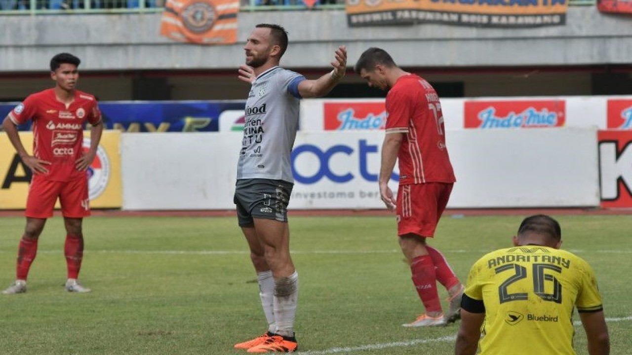 Pesepak Bola Bali United Fc Ilija Spasojevic (kedua kiri) melakukan selebrasi usai mencetak gol kedua ke gawang Persija Jakarta pada pertandingan Liga 1 di Stadion Patriot Chandrabhaga, Bekasi, Jawa Barat, Minggu (15/1/2023). ANTARA FOTO/Fakhri Hermansyah/nym.