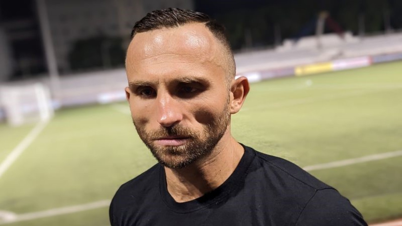 Penyerang tim nasional Indonesia Ilija Spasojevic memberikan pernyataan kepada media usai berlatih di Stadion Rizal Memorial, Manila, Sabtu (31/12/2022), menjelang laga pamungkas Grup A Piala AFF 2022 kontra Filipina, Senin (2/1/2022). (ANTARA/Michael Siahaan)
