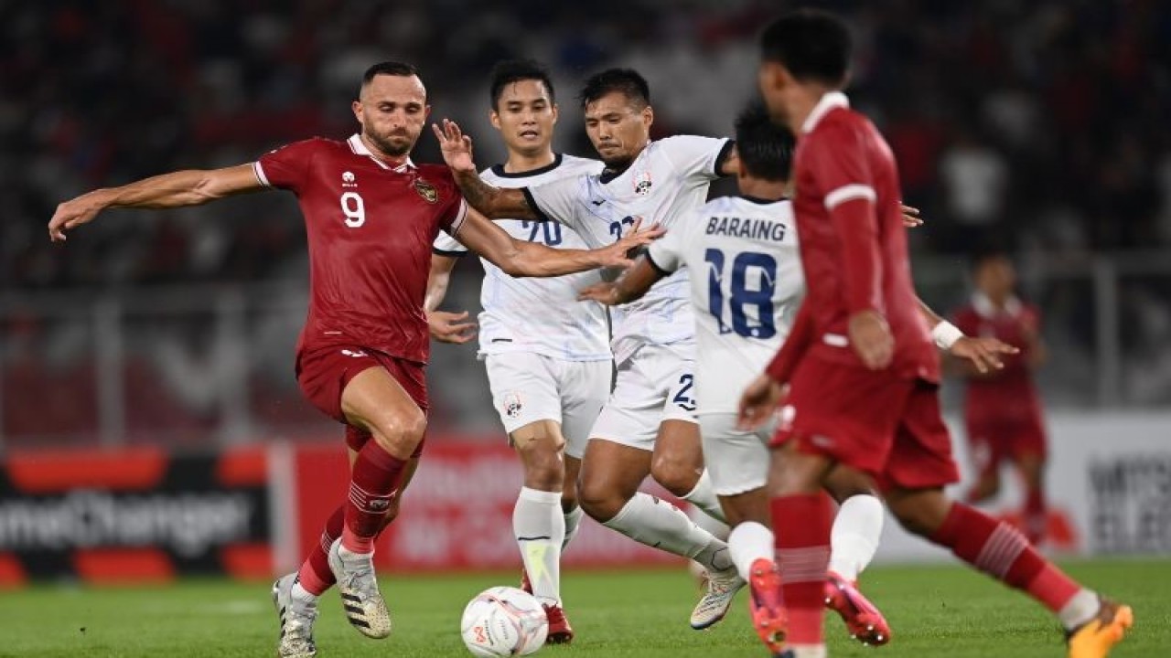 Arsip - Pesepak bola Timnas Indonesia Ilija Spasojevic (kiri) berebut bola dengan pesepak bola Timnas Kamboja Hul Kimhuy (tengah) dalam pertandingan Grup A Piala AFF 2022 di Stadion Utama Gelora Bung Karno (SUGBK), Jakarta, Jumat (23/12/2022). Indonesia menang dengan skor 2-1. ANTARA FOTO/Aditya Pradana Putra/tom.