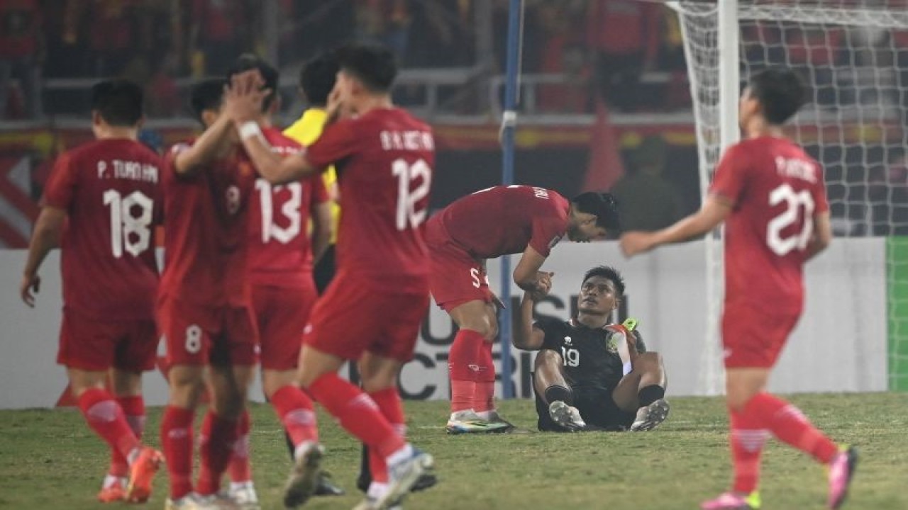 Pesepak bola Tim Nasional Vietnam Doan Van Hau (ketiga kanan) menghibur pesepak bola Tim Nasional Fachruddin Aryanto (kedua kanan) usai pertandingan leg 2 babak Semi Final Piala AFF 2022 di Stadion Nasional My Dinh, Hanoi, Vietnam, Senin (9/1/2023). Indonesia gagal lolos ke babak final usai kalah 0-2 dari Vietnam. ANTARA FOTO/Aditya Pradana Putra/tom.