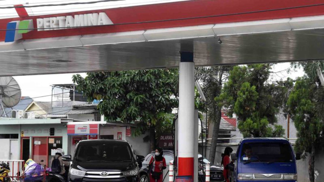 Pengendara roda empat membeli BBM di salah satu SPBU di kawasan Pasar Minggu, Jakarta, Selasa (3/1/2023).(ANTARA FOTO/Indrianto Eko Suwarso/wsj)