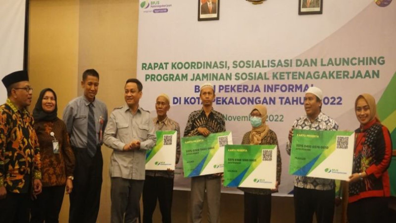 Kepala Kepala Dinas Perindustrian dan Tenaga Kerja Kota Pekalongan Sri Budi Santosa bersama BPJamsostek Cabang Pekalongan Farah Diana dalam Rakor dan Sosialisasi peluncuran program jaminan sosial ketenagakerjaan, Rabu (4/1/2023). (ANTARA/Kutnadi)
