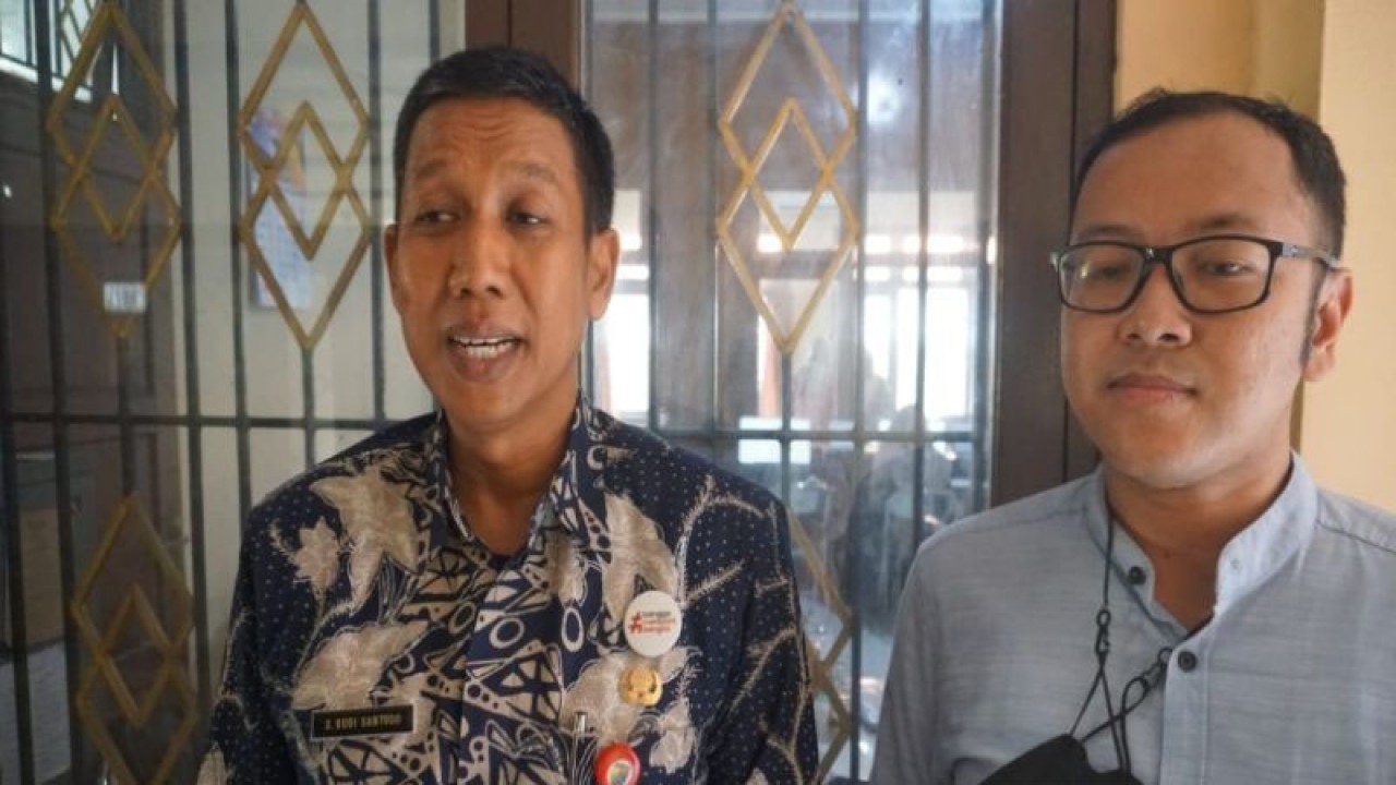 Kepala Dinas Perindustrian dan Tenaga Kerja Kota Pekalongan Sri Budi Santosa (kiri) usai memberikan pengarahan pada calon tenaga kerja yang akan mengikuti seleksi perekrutan tenaga kerja untuk perusahaan, Kamis (12/1/2023). (ANTARA/Kutnadi)