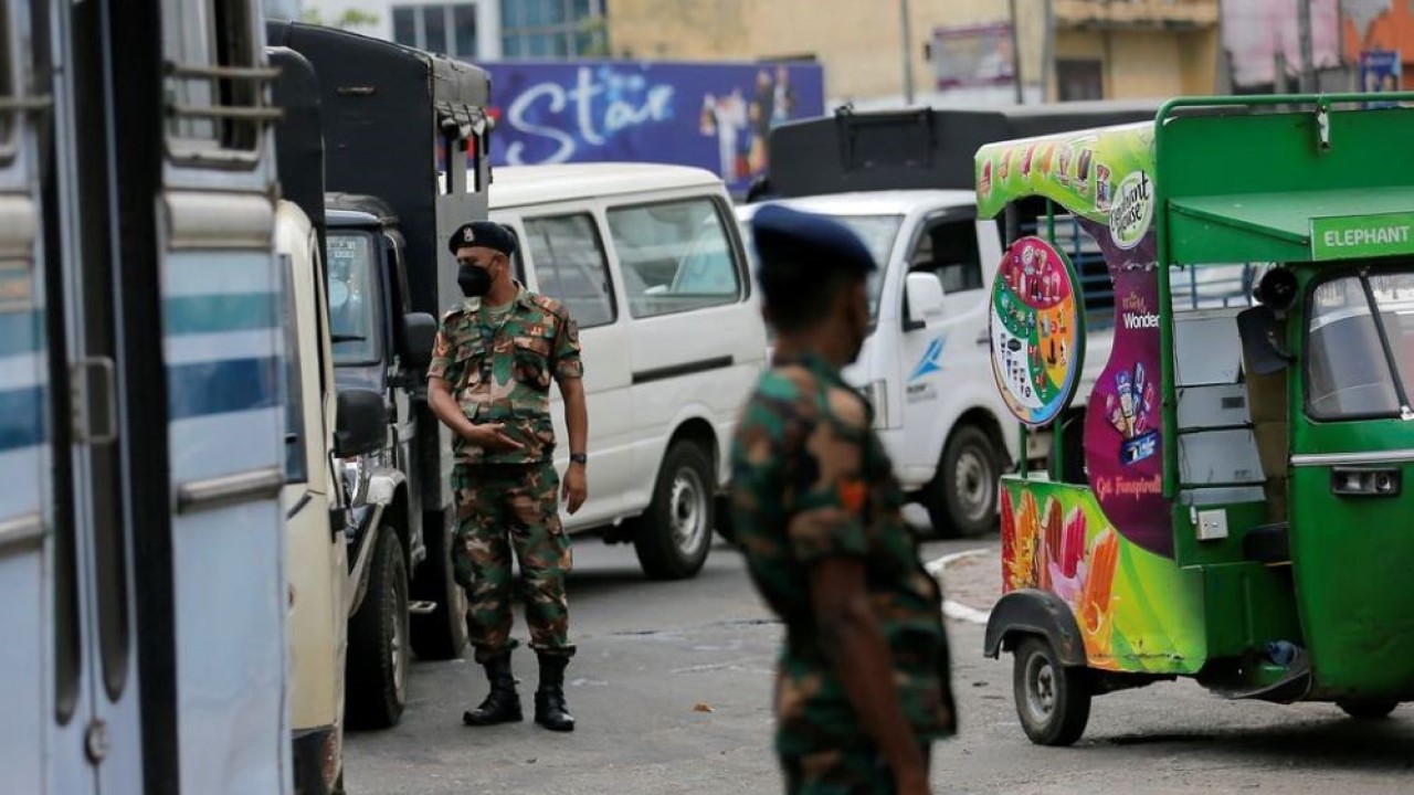 Anggota Angkatan Darat Sri Lanka berjaga di stasiun bahan bakar Ceylon Petroleum Corporation untuk membantu stasiun mendistribusikan minyak selama krisis bahan bakar, di Kolombo, Sri Lanka 22 Maret 2022. (Dinuka Liyanawatte/Reuters)
