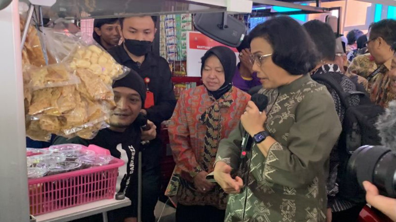 Menteri Keuangan Sri Mulyani (kanan) bersama Menteri Sosial Tri Rismaharini (kedua kanan) bersama pada saat melihat menemui salah satu penerima manfaat bantuan sosial, di Kecamatan Pujon, Kabupaten Malang, Jawa Timur, Jumat (20/1/2023). (ANTARA/Vicki Febrianto)