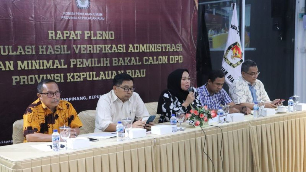 Ketua KPU Kepri Sriwati saat menyampaikan hasil verifikasi administrasi persyaratan bakal calon anggota DPD RI. ANTARA/HO/KPU Kepri.
