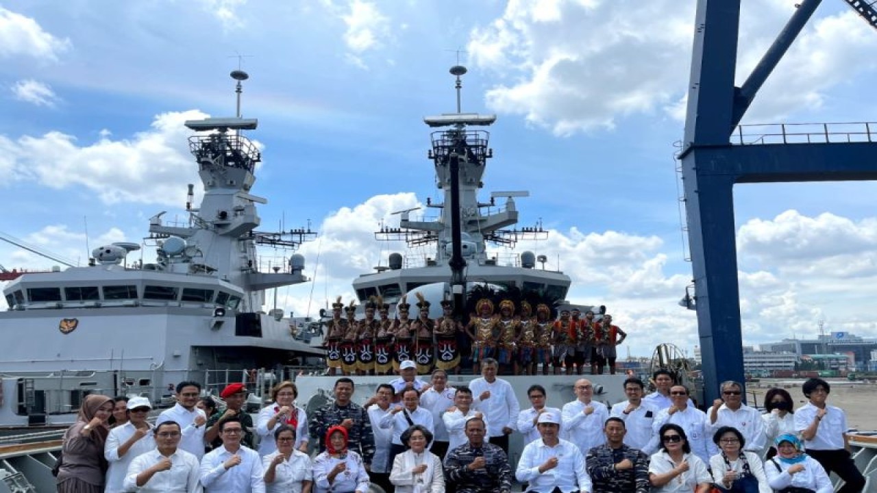 SRO pasar modal memberikan santunan kepada keluarga pahlawan nasional, Anak Buah Kapal (ABK) KRI JOL 358 Purnatugas dan Prajurit Kopassus yang gugur dalam tugas. (ANTARA/HO-SRO)