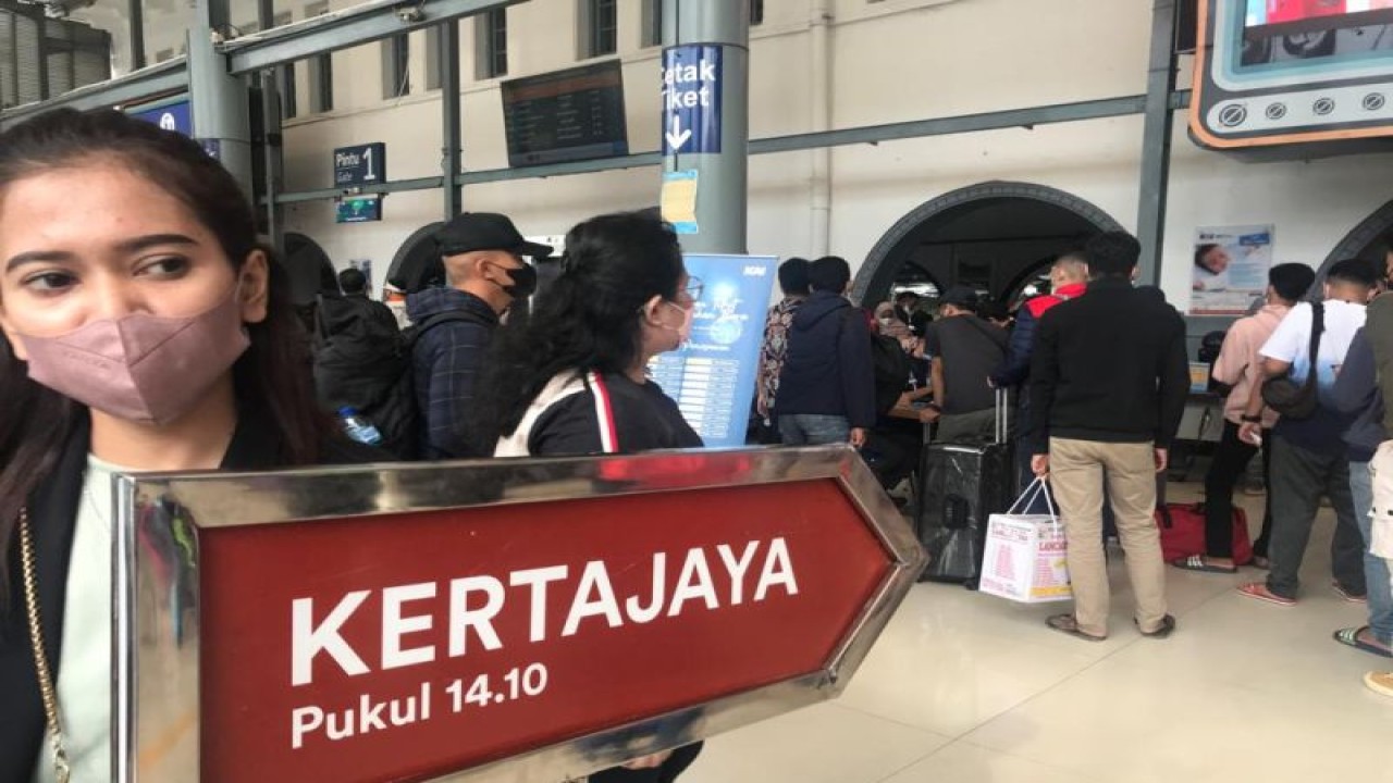 Penumpang KA Kertajaya menunggu keberangkatan di Stasiun Pasar Senen, Jakarta, Senin (2/1/2023). (ANTARA/Devi Nindy)