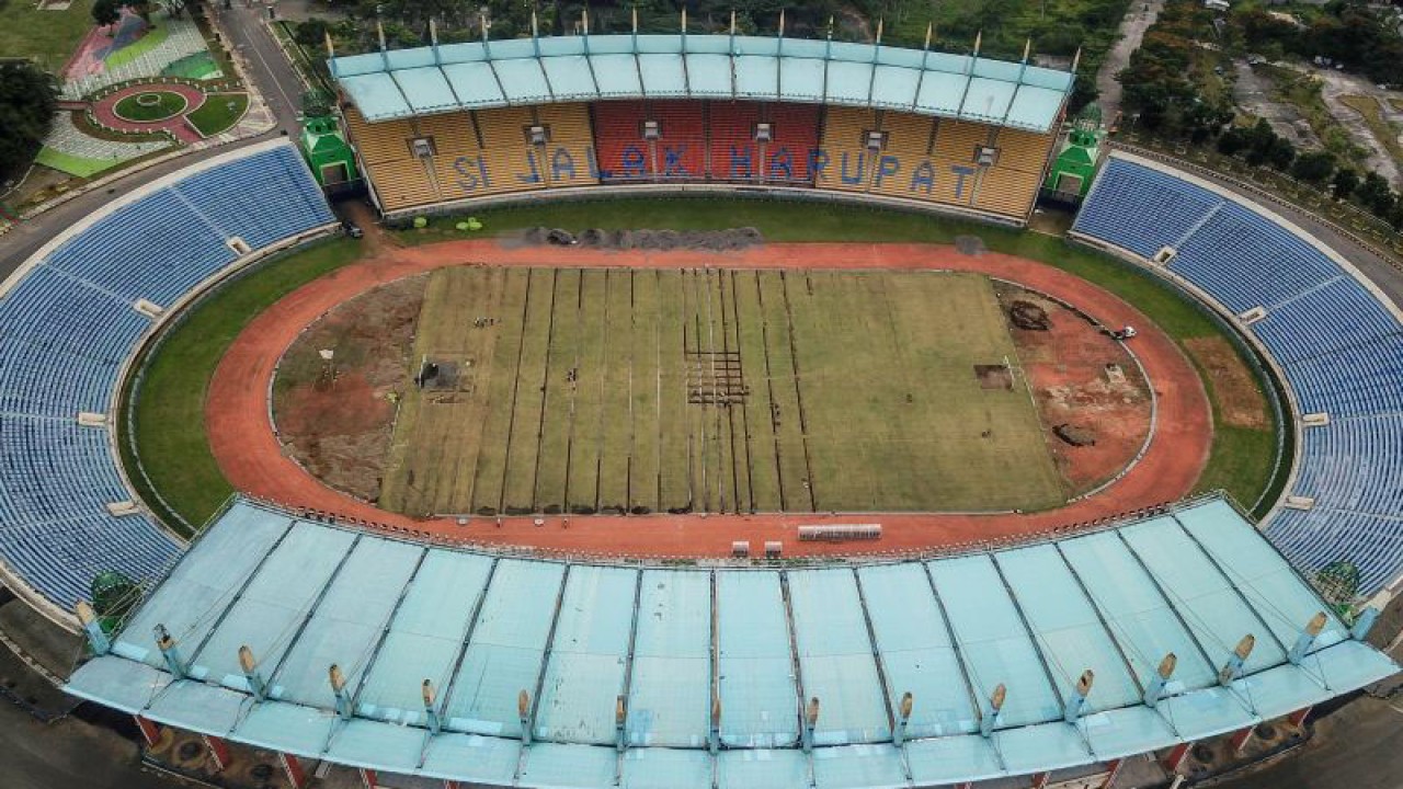 Foto udara Stadion Si Jalak Harupat yang tengah direnovasi, di Soreang, Kabupaten Bandung, Jawa Barat, Rabu (18/1/2023). Pemerintah melalui Kementerian PUPR merenovasi Stadion Si Jalak Harupat yang ditujukan untuk perhelatan Piala Dunia U-20 pada Mei hingga Juni 2023. ANTARA FOTO/Raisan Al Farisi/tom. (ANTARA FOTO/RAISAN AL FARISI)