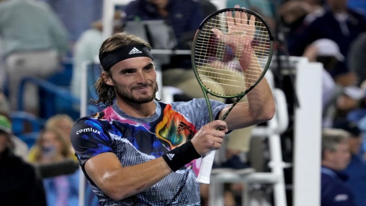 Arsip - Stefanos Tsitsipas dari Yunani merayakan kemenangan atas Daniil Medvedev dari Rusia 7-6, 3-6, 6-3 pada turnamen Western & Southern Open di Lindner Family Tennis Center pada 20 Agustus 2022 di Mason, Ohio, AS. (Getty Images via AFP/DYLAN BUELL)