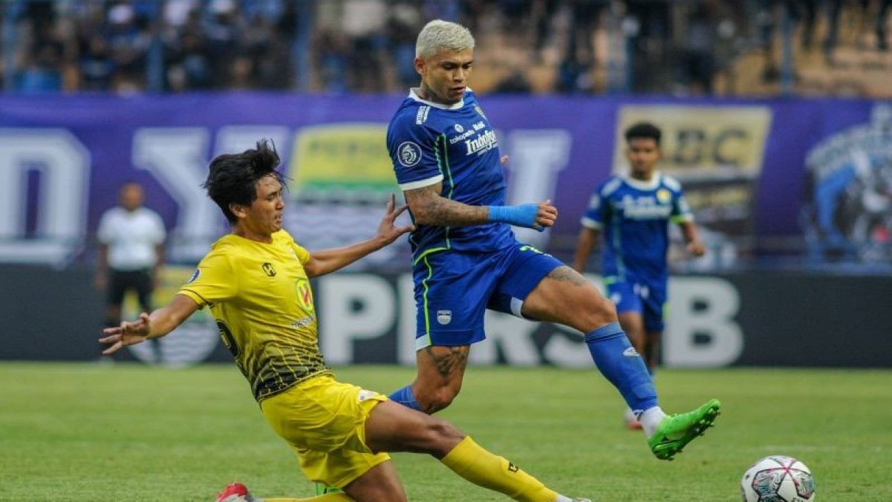 Pesepak bola Persib Bandung Ciro Alves (kanan) berebut bola dengan pesepak bola Barito Putera Muhammad Firly (kiri) pada pertandingan lanjutan BRI Liga 1 di Stadion Gelora Bandung Lautan Api, Bandung, Jawa Barat, Jumat (16/9/2022). ANTARA FOTO/Raisan Al Farisi/rwa.