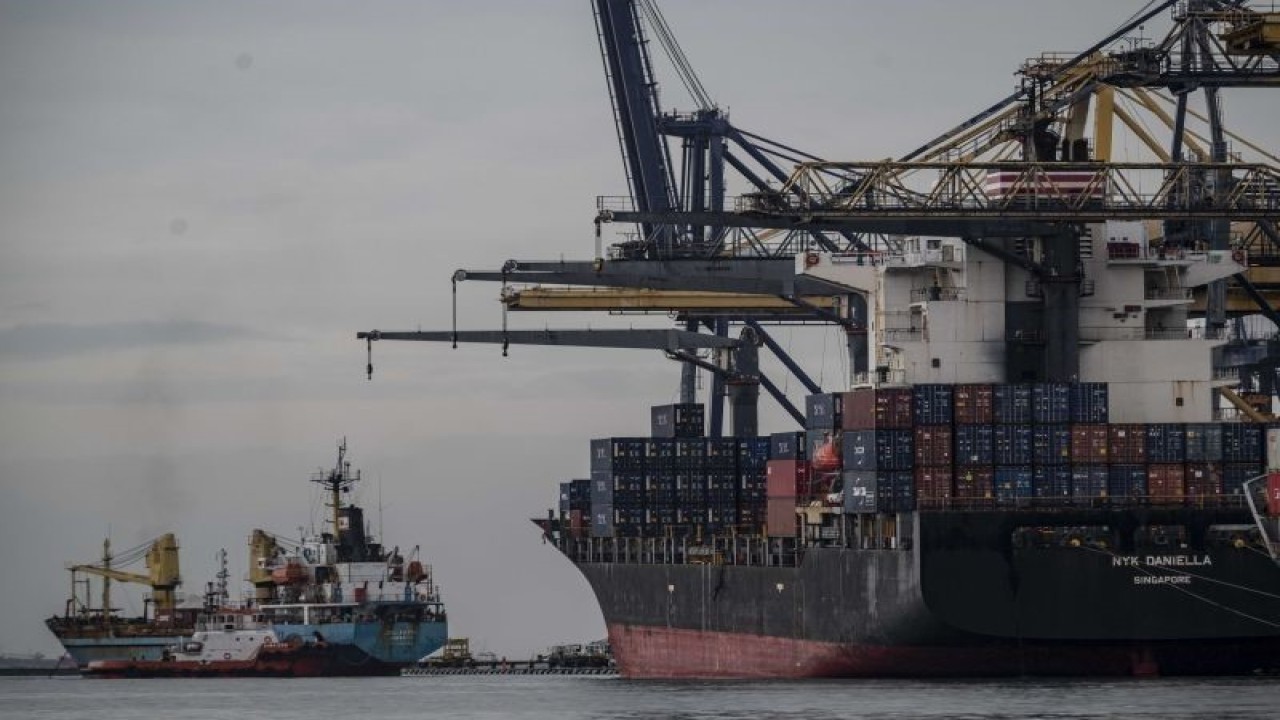 Suasana bongkar muat peti kemas di Pelabuhan Tanjung Priok, Jakarta, Rabu (28/12/2022). ANTARA FOTO/Aprillio Akbar/foc.