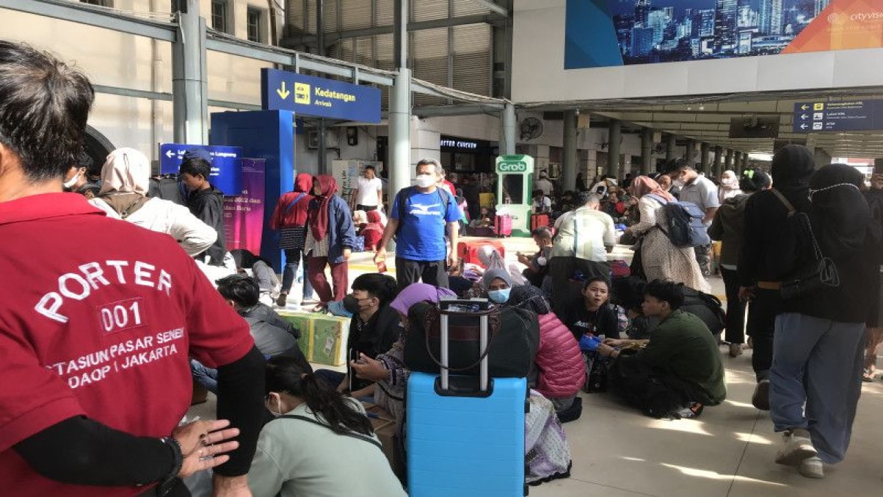 Suasana di Stasiun Pasar Senen, Jakarta Pusat, Minggu (1/1/2023). ANTARA/Kuntum Riswan.