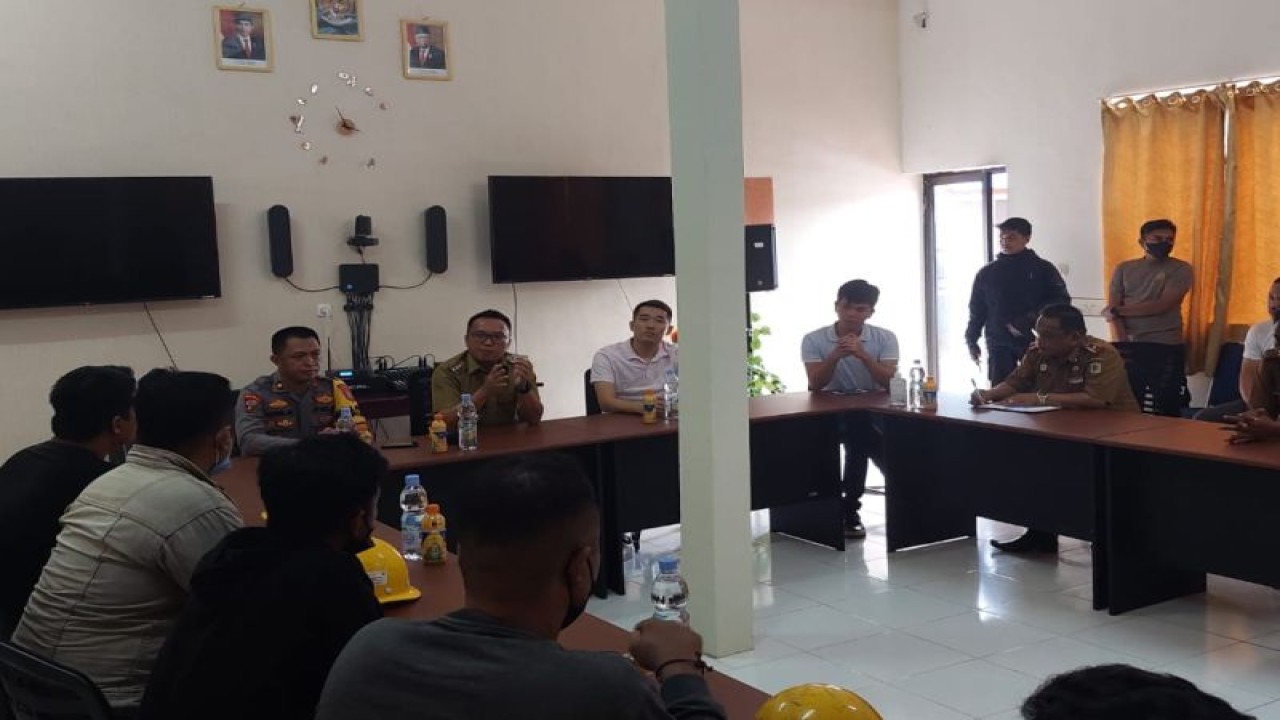 Suasana dialog antara top manajemen PT GNI dan perwakilan karyawan yang difasilitasi Bupati Morowali Utara Delis J. Hehi. (ANTARA/HO- MCDD Pemda Morut)
