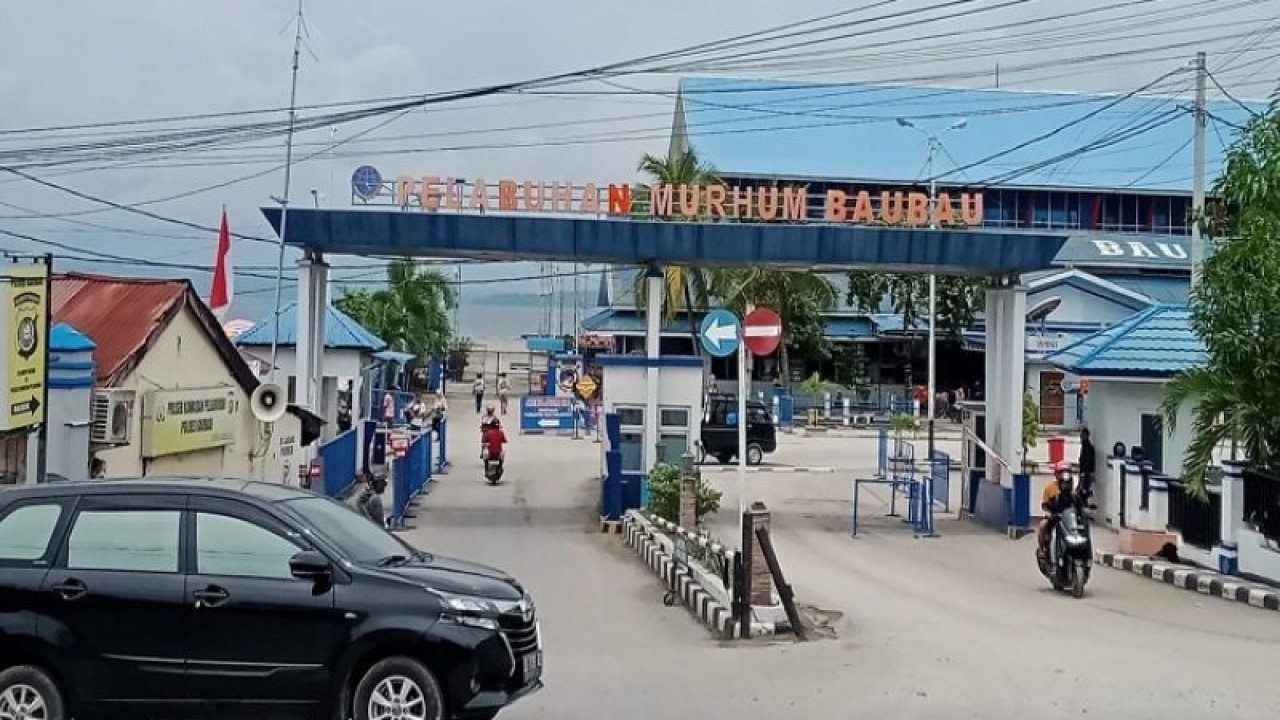 Suasana gerbang masuk Pelabuhan Murhum Kota Baubau, Kamis (Foto Antara/Yusran)