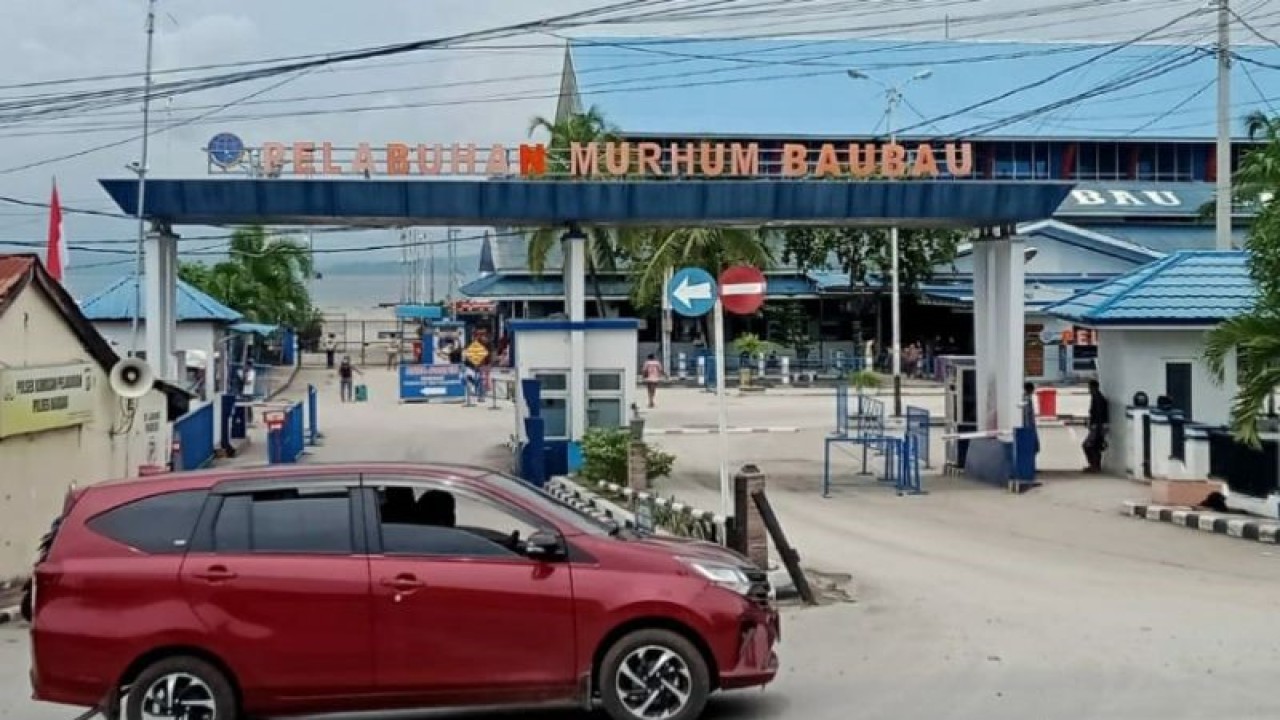 Suasana gerbang masuk Pelabuhan Murhum Kota Baubau, Senin (23/1/2023). (ANTARA/Yusran)
