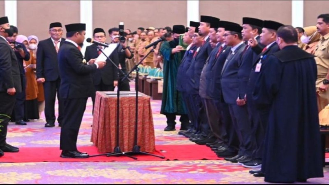 Suasana Gubernur Sulsel Andi Sudirman Sulaiman saat pelantikan pejabat eselon 2 dan 3 di lingkup Pemprov Sulsel. Antara/ HO-Pemprov Sulsel